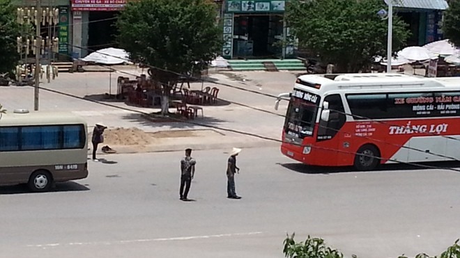 Bến xe dù trước cửa... bến xe - ảnh 1